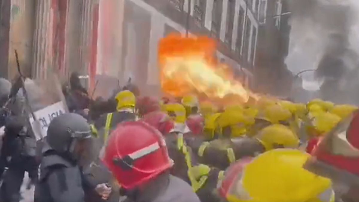 Tűzzel támadtak a rendőrökre az elégedetlen spanyol tűzoltók