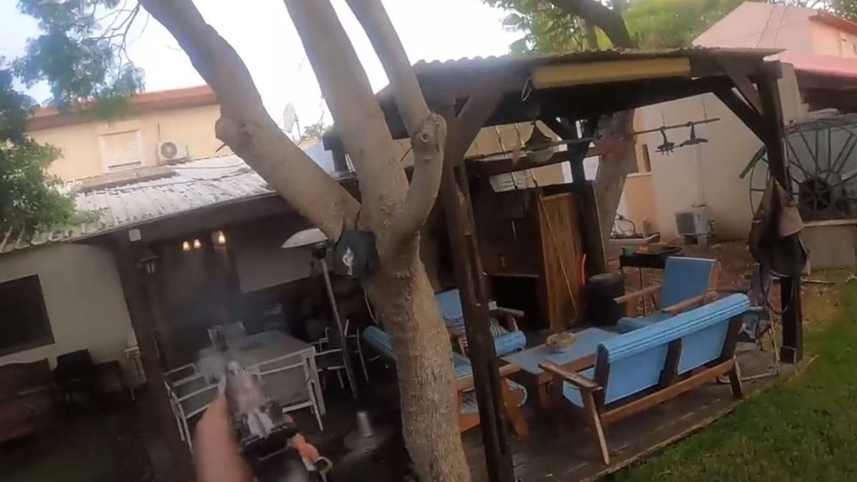 Minden eddiginél durvább képsorok: egy Hamász-katona felvette, ahogy öl, majd ahogy őt ölik meg (VIDEÓ)