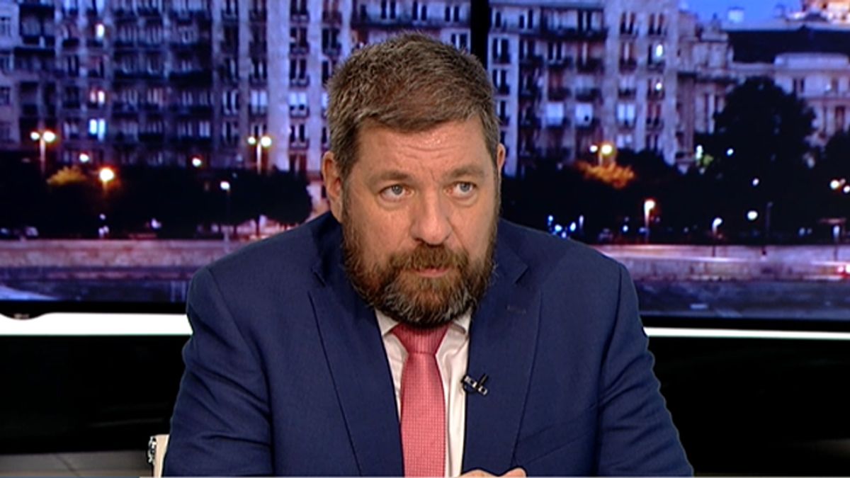 Kerpel-Fronius zavarba jött az ATV stúdiójában, a műsorvezető segítette ki