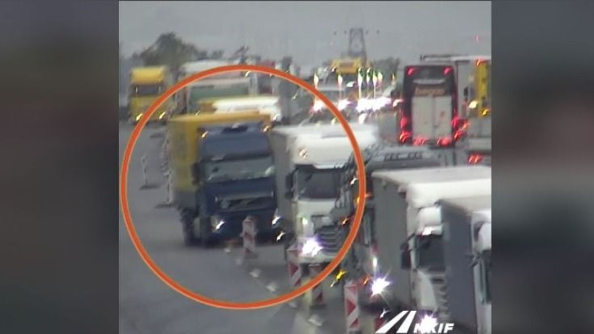 Felborította a vétlen furgont az M3-as autópályán későn fékező autós (VIDEÓ)