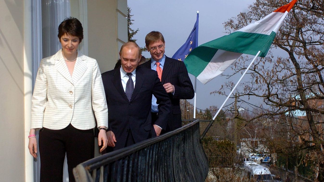 Dobrev Klára, a miniszterelnök felesége, Vlagyimir Putyin orosz államfő és Gyurcsány Ferenc miniszterelnök otthonuk erkélyén, amikor a magyar kormányfő ebéden látta vendégül az orosz elnököt.
MTI Fotó: Koszticsák Szilárd