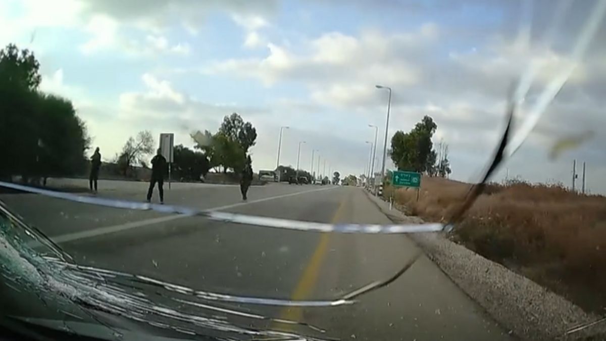 Így lőtték szét közvetlen közelről a fesztiválról menekülőket a Hamász terroristái (VIDEÓ)