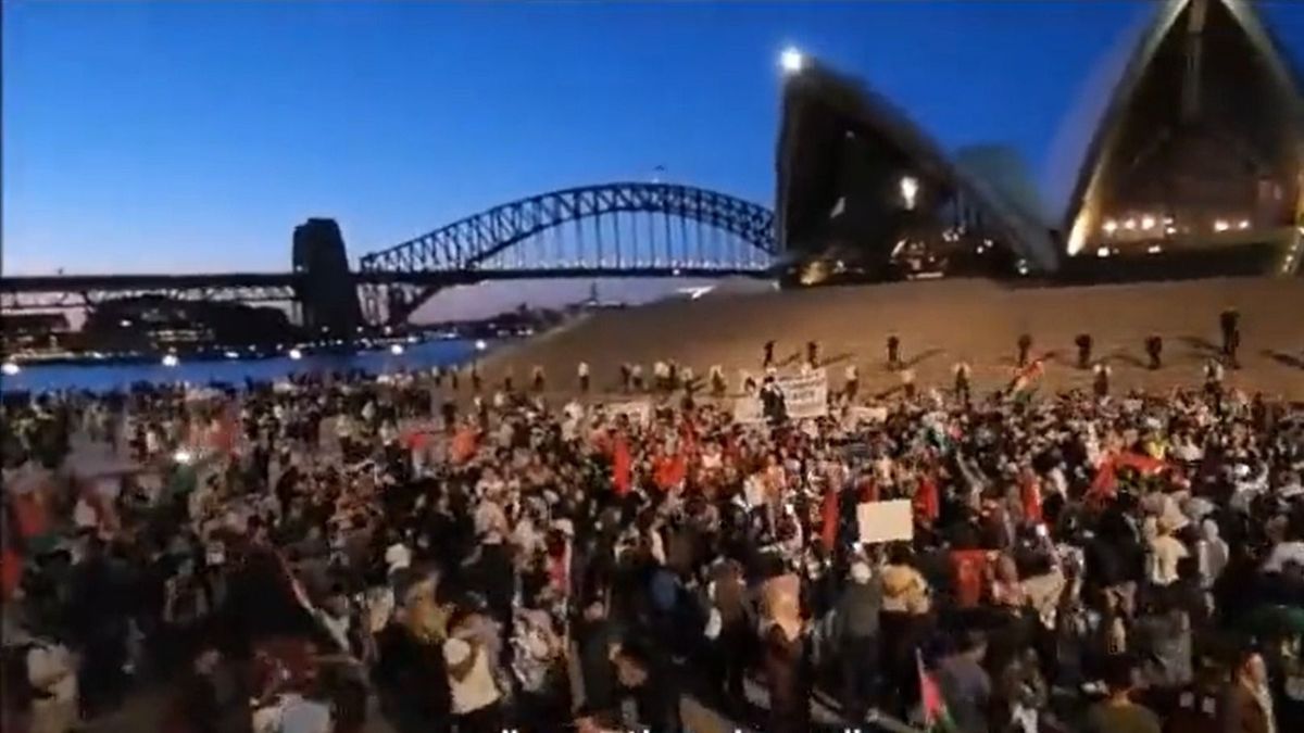 Gázt a zsidóknak! – üvöltötték a Sydney-i Operaház lépcsőjén (videó)