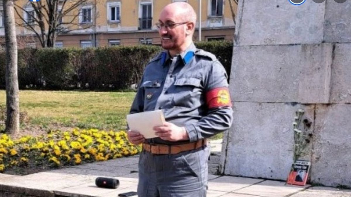 Kísért a múlt: megkoszorúzták a volt MSZMP-székházat