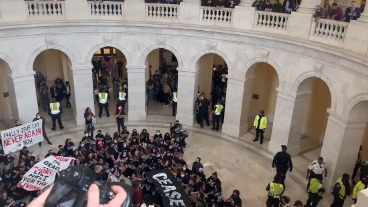 „Azonnali tűzszünetet” – tüntetők törtek be a Capitoliumba (videó)