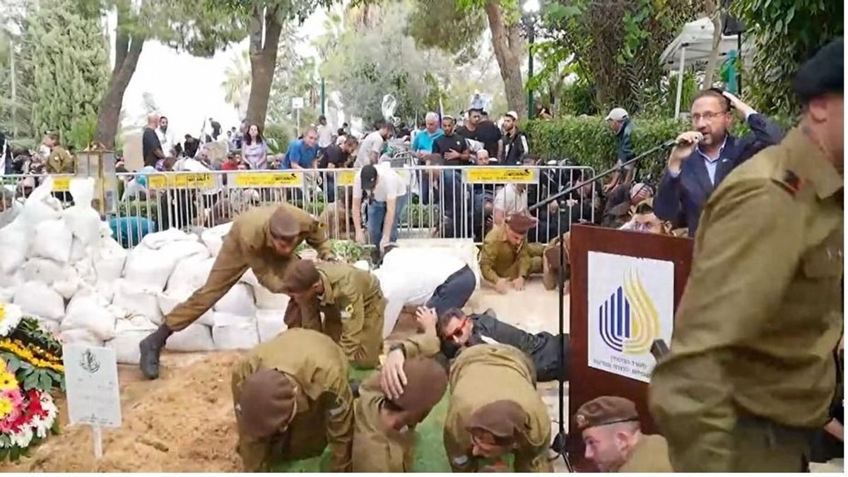 Megdöbbentő képsorok: mindenki fedezékbe menekült egy jeruzsálemi temetésen (VIDEÓ)