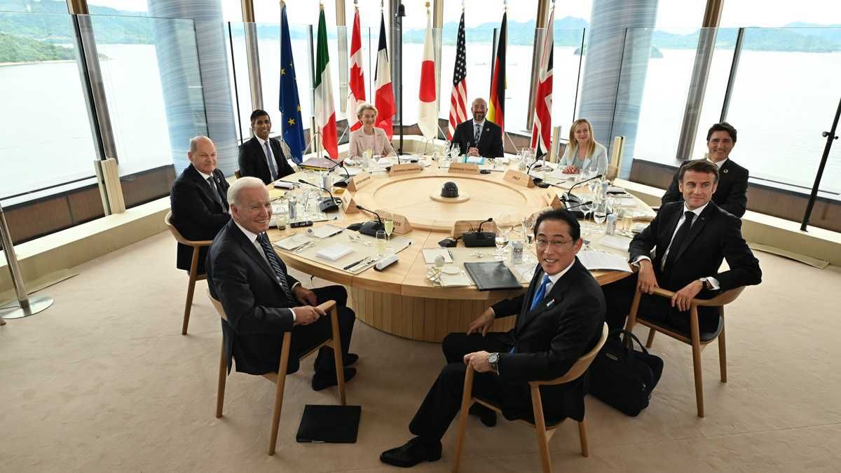 Egyetlen ábrán a két szemben álló globális gazdasági tömb ereje