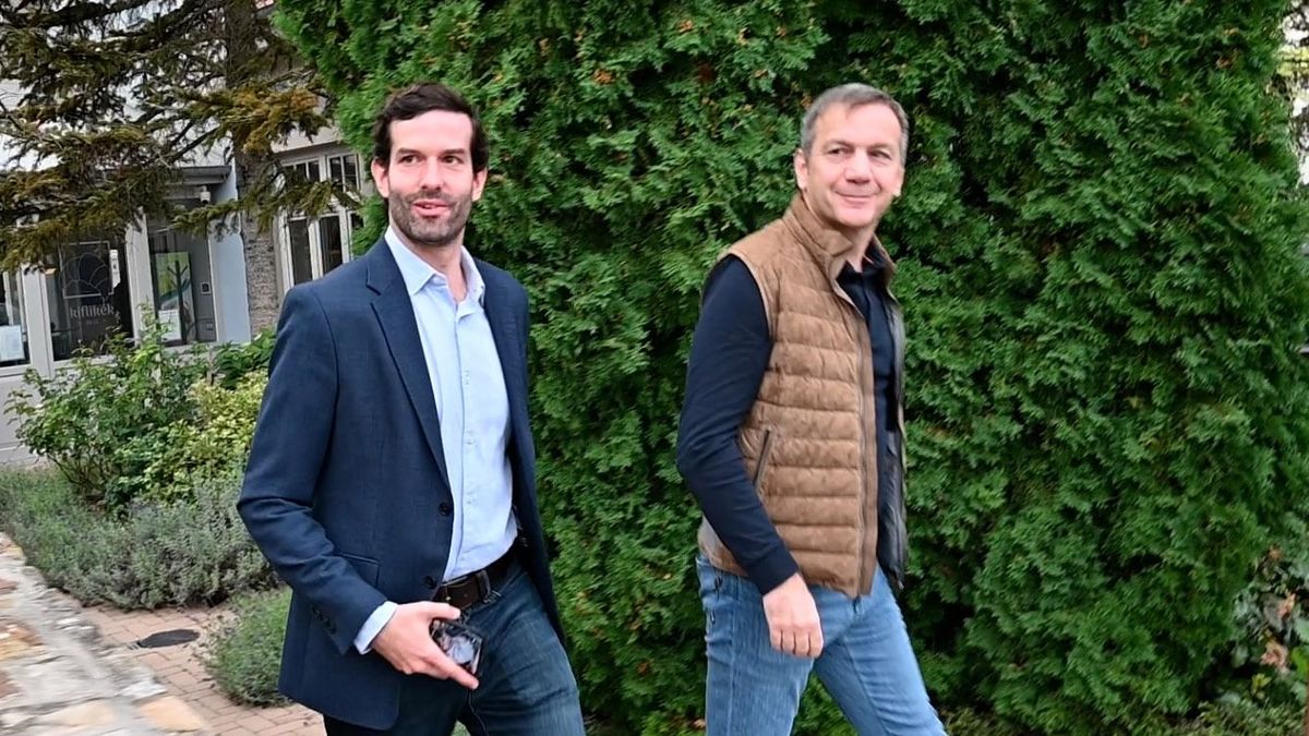 Hoppá! Együtt kávézott Fekete-Győr és Bajnai Gordon, de a kérdésekre már nem válaszoltak