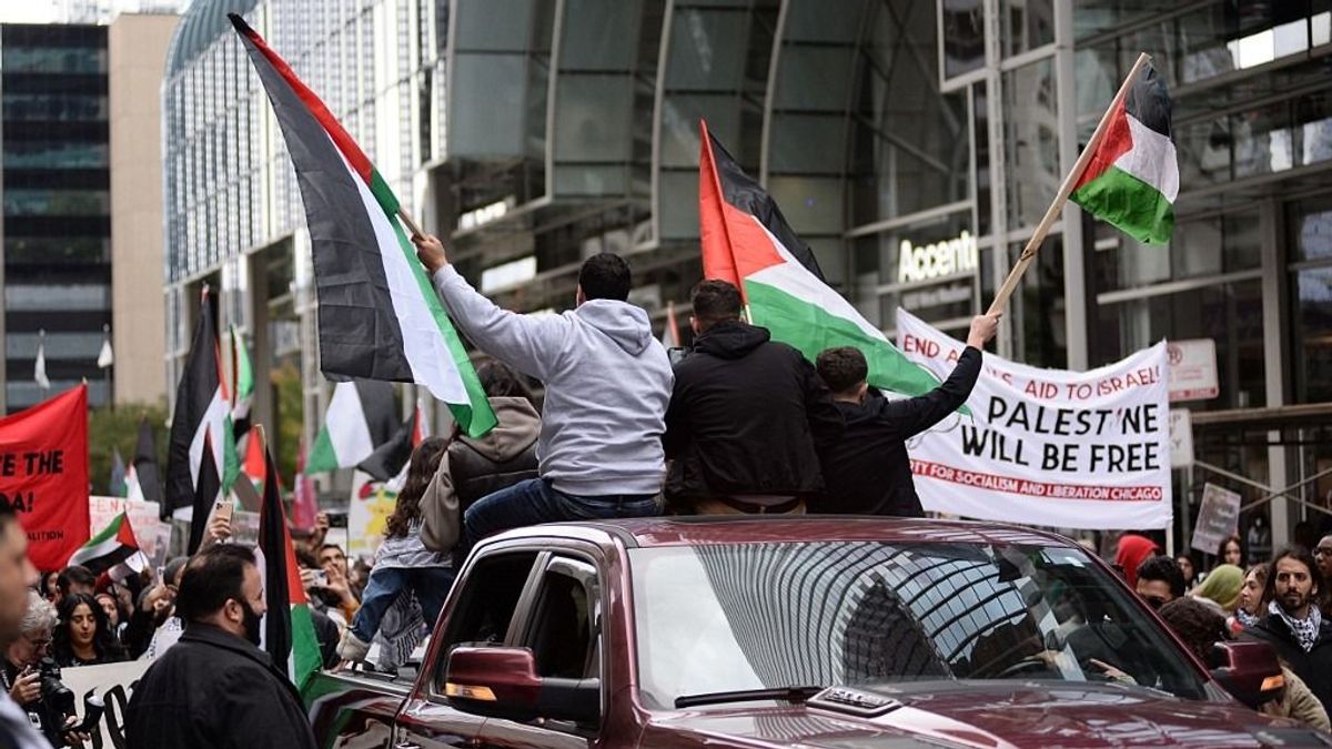 Videón, ahogy egy halom palesztinbarát tüntető megver egy Izraelt támogató férfit Amerikában