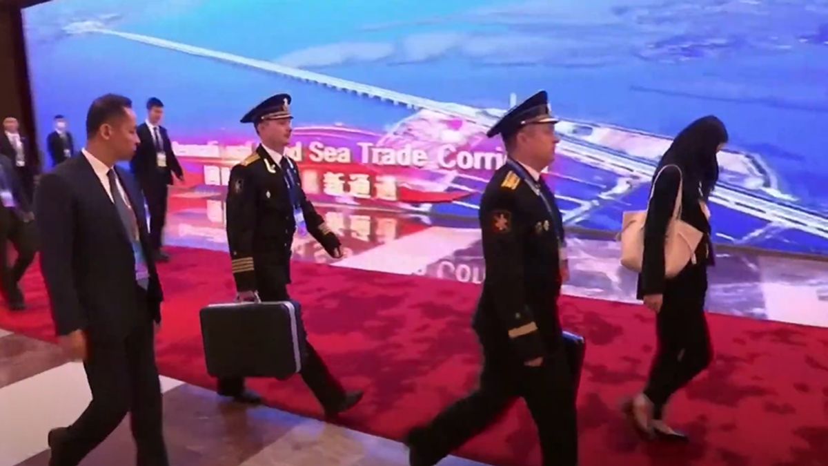 Különös táska volt Putyin kíséreténél Pekingben