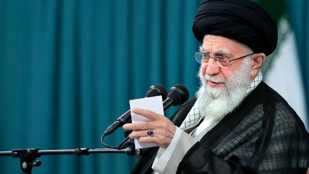 Iráni ajatollah: Kezet csókolunk az Izrael elleni támadás szervezőinek