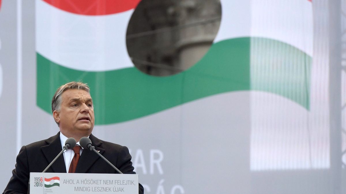 Az ellenzék tüntet Budapesten, Orbán beszédet mond vidéken október 23-án