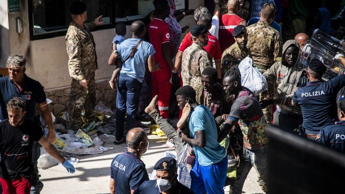 Szürreális üzenet Orbán Viktornak: nyisson útvonalakat és lássa vendégül a migránsokat