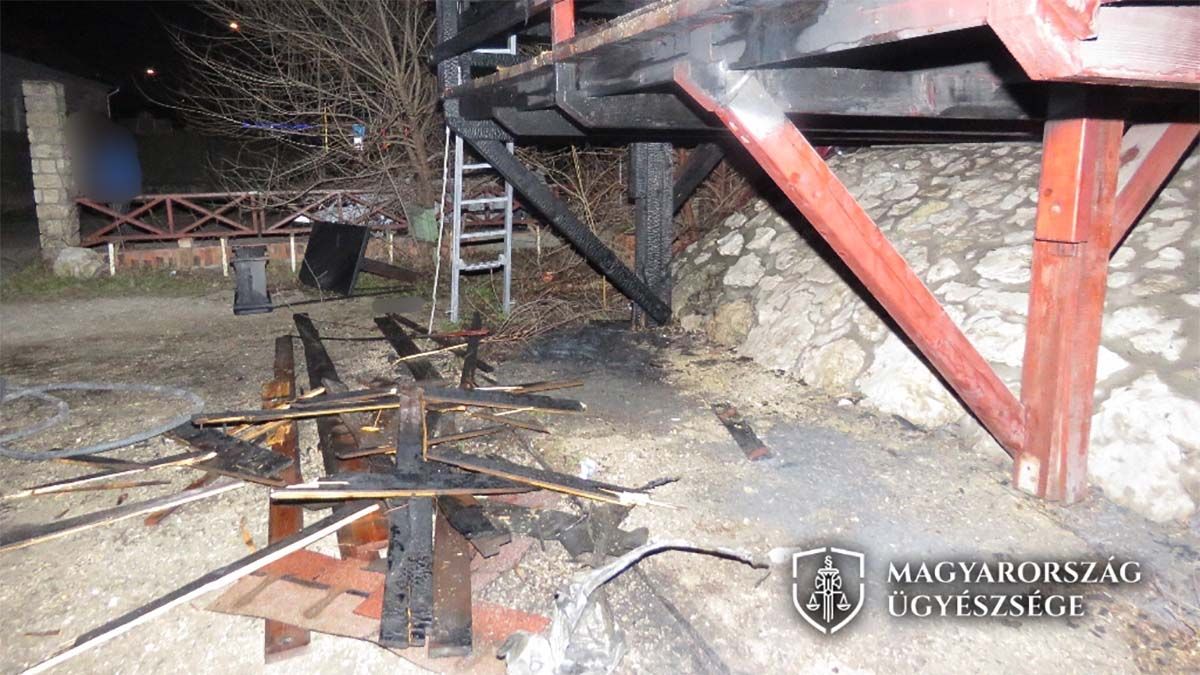 Iszogatott, majd felgyújtotta a terasz alatti szemetet – nem volt jó ötlet