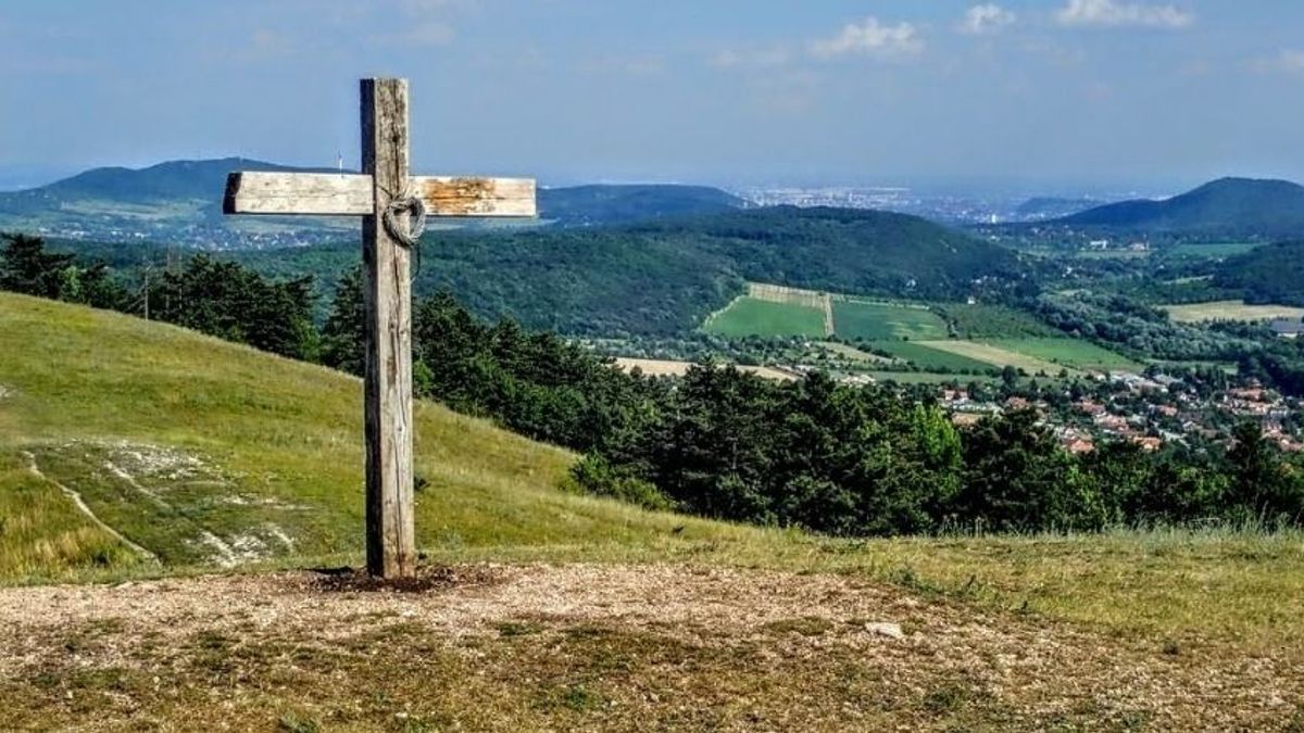 Bíróságra megy a Nagykovácsiban felgyújtott kereszt ügye