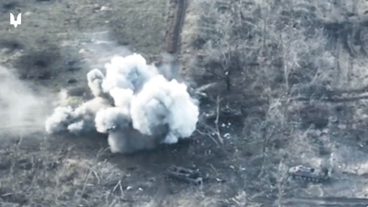 Orosz páncélostemetővé változott egy kereszteződés Krasznohorivkánál (VIDEÓ)