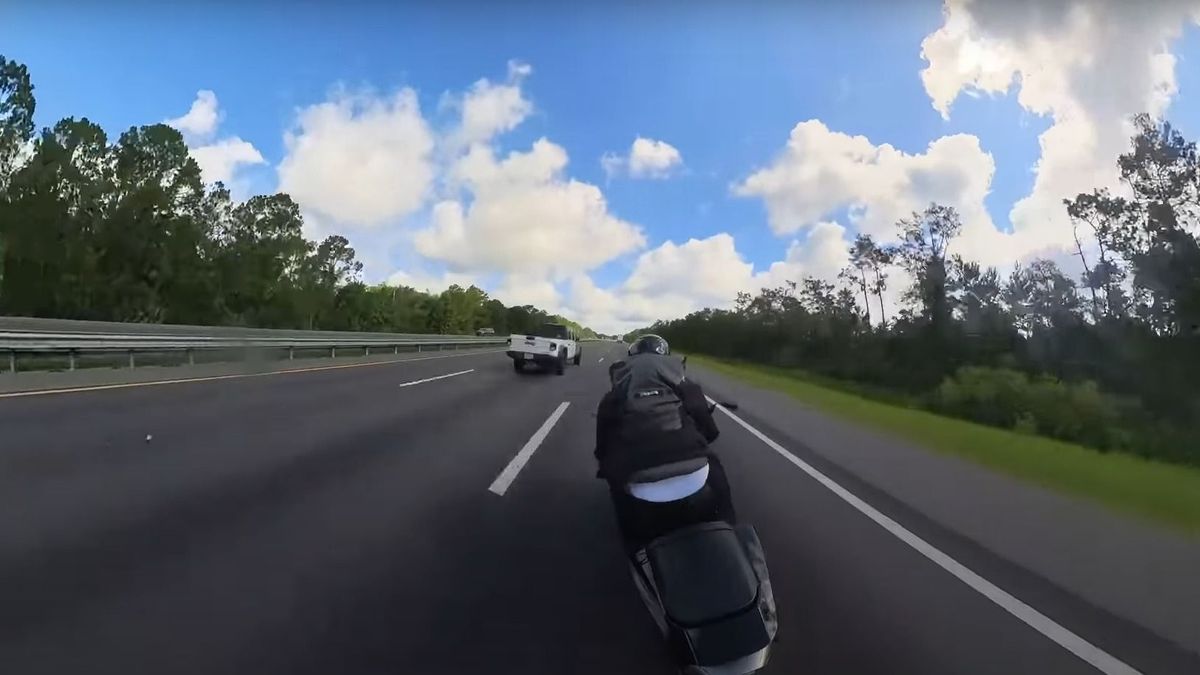Pokoli sebességgel a halál szélén: csoda, hogy túlélte a motoros az ütközést (VIDEÓ)