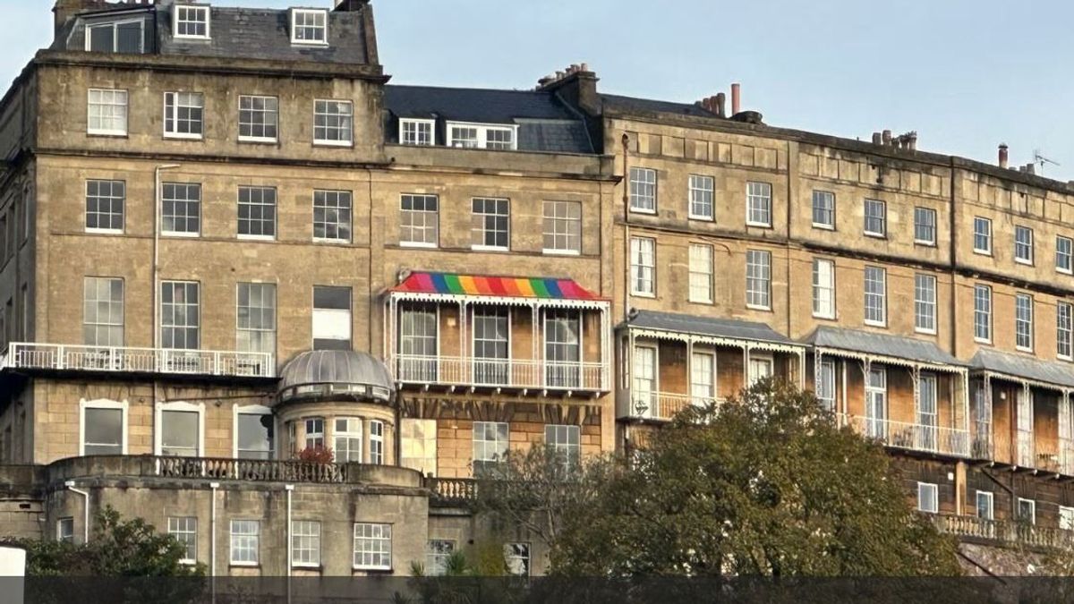 Angliában arra köteleztek egy családot, hogy távolítsák el a szivárványos festést az erkélyükről