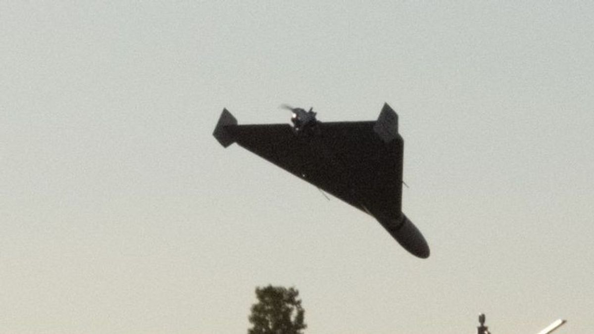 Így repülnek Kijev felé a félelmetes kamikaze drónok (VIDEÓ)