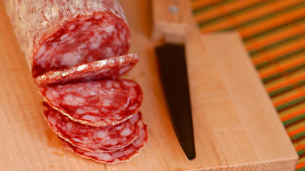 Halálra késelte munkatársát az üzbég férfi, mert eltűnt a szalámija