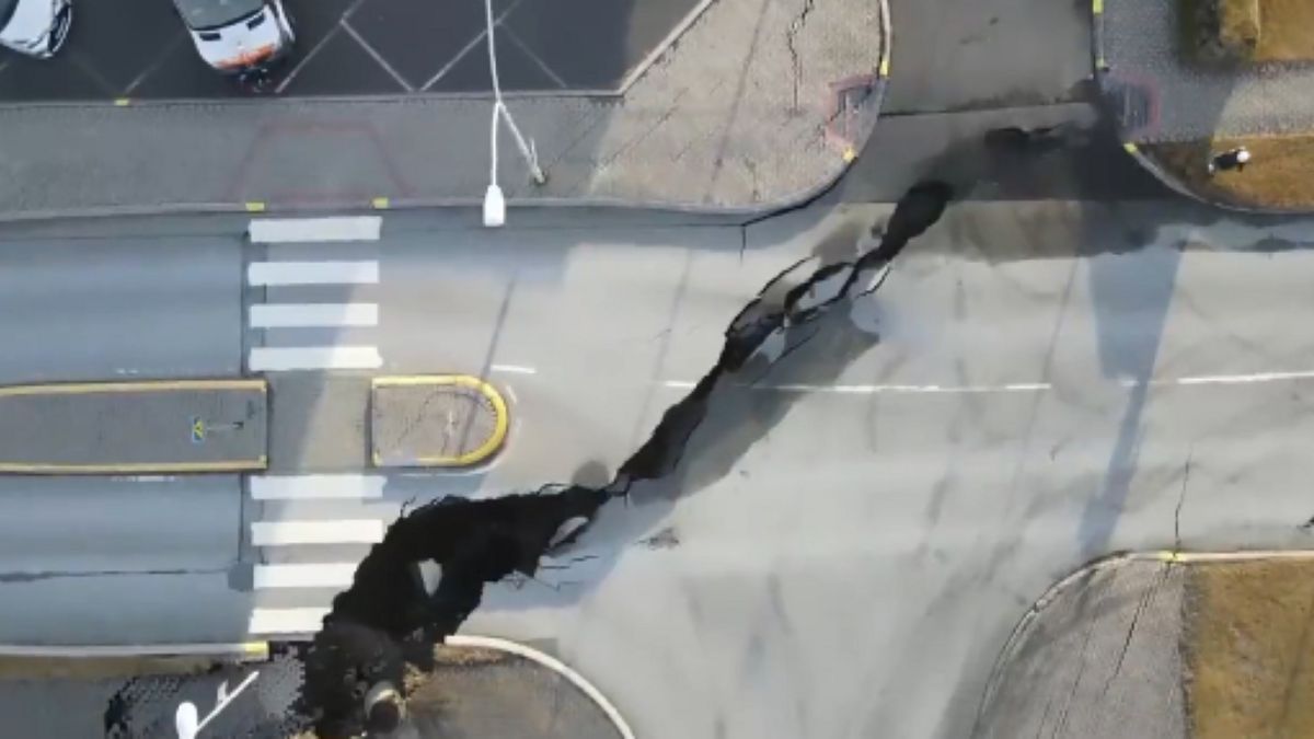 Így nyílik szét a város az izlandi vulkán közelében (VIDEÓ)