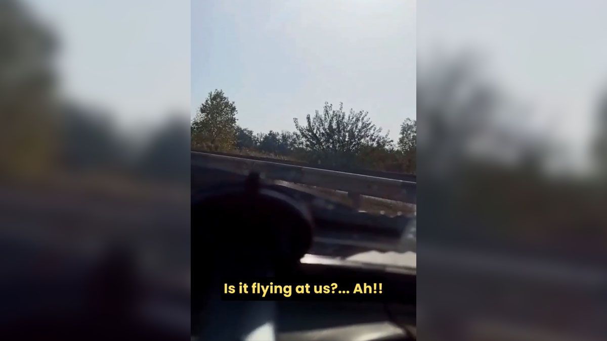 Így néz ki, amikor autóval próbálnak menekülni az oroszok az ukrán drón elől – sikertelenül (videó)