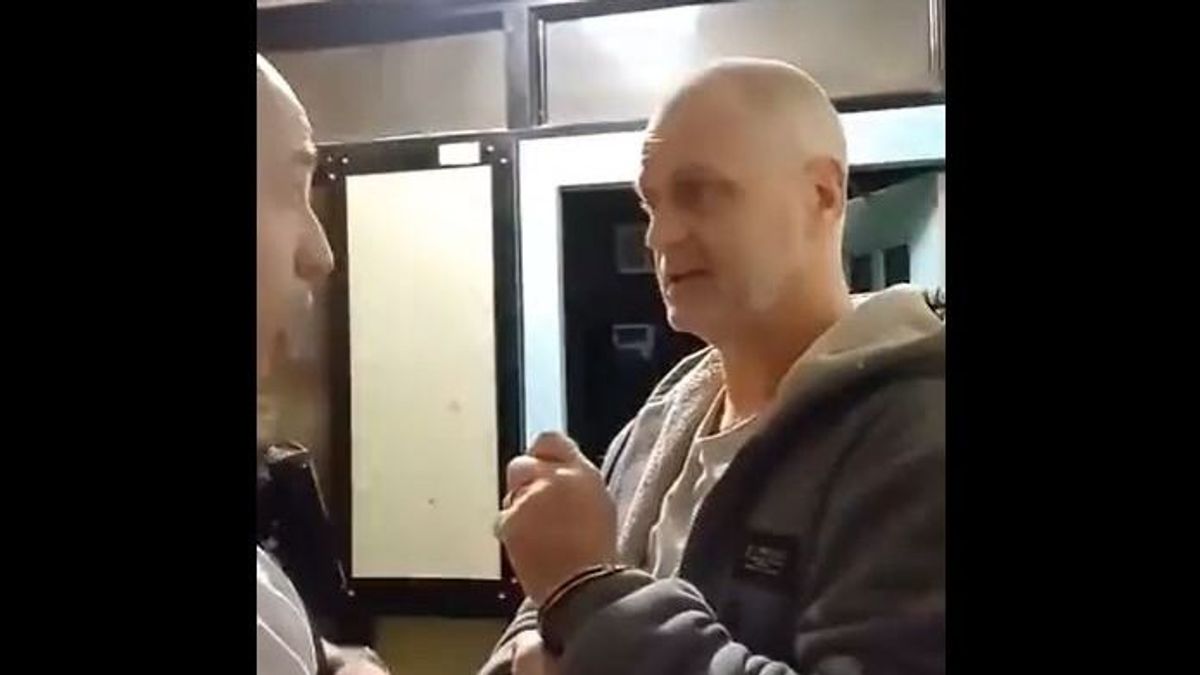 Letartóztattak egy brit férfit, mert Facebookon kritizálta, hogy migráns szomszédai mindenhova palesztin zászlókat raknak ki