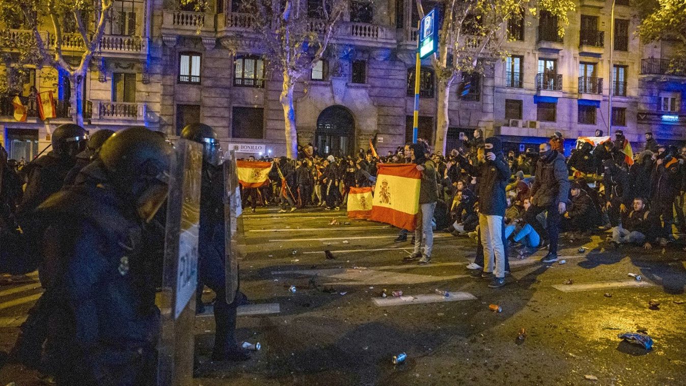Tüntetők tiltakoznak a 2017-ben alkotmányellenesen megtartott katalán függetlenségi népszavazás megrendezése miatt elítélt politikusok amnesztiájáról szóló megállapodás ellen a kormányzó Spanyol Szocialista Munkáspárt (PSOE) madridi székházánál 2023. november 7-én.