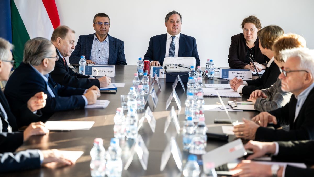 Eldőlni látszik a minimálbér sorsa, de a munkáltatók lassítanak a tempón