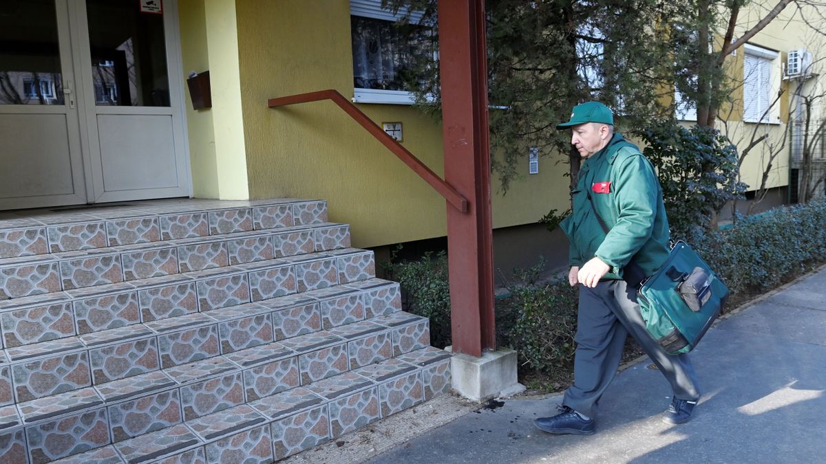 Pénteken érkezik a nyugdíjkiegészítés, januárban pedig ismét emelik a nyugdíjakat