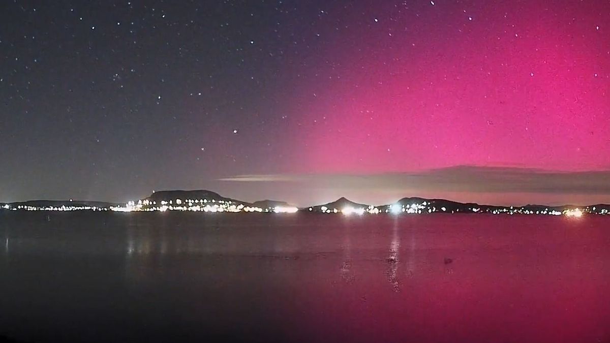 Lélegzetelállító sarki fény jelent meg a Balaton felett (VIDEÓ)