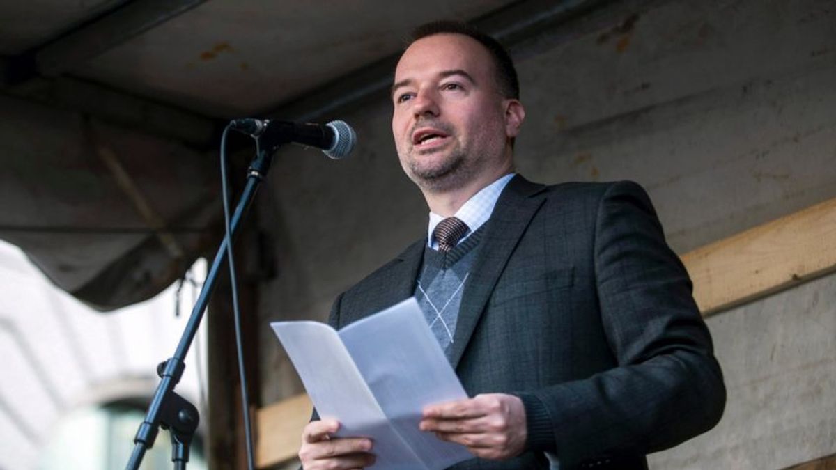 Vajon melyik barnaorrú csicska vállalja majd ennek a bolhacirkusznak a vezetését?