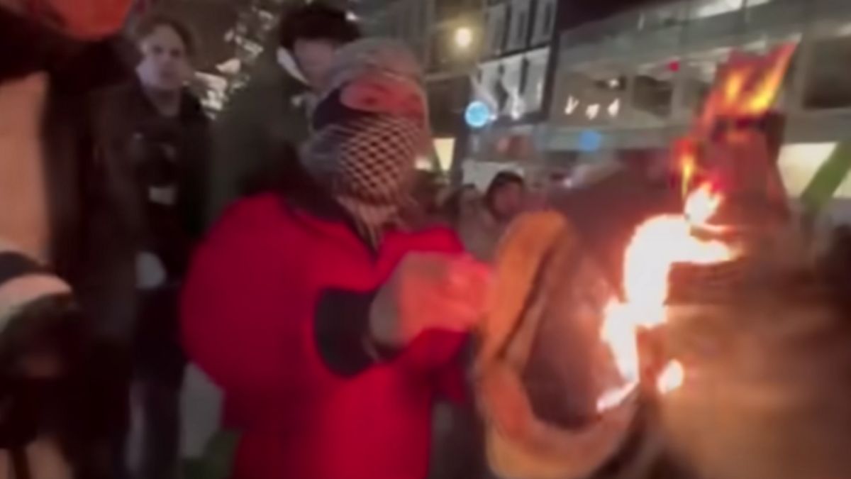 Durvulnak a palesztinbarát tüntetések: elégették egy rendőr sapkáját New Yorkban (VIDEÓ)