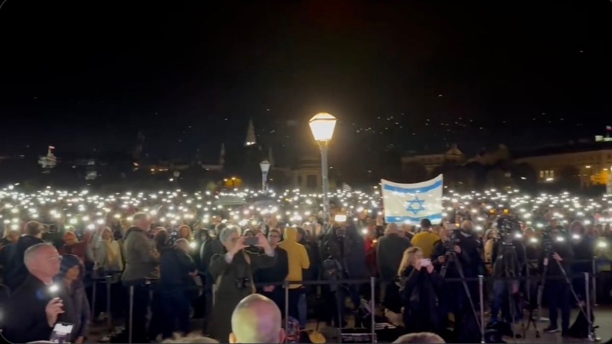 Fényárba borult Bécs belvárosa az antiszemitizmus és terrorizmus elleni tüntetés jeleként (VIDEÓ) – Mandiner