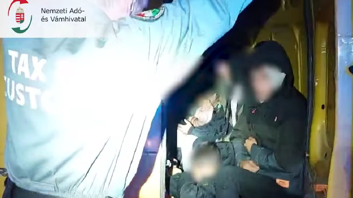 Huszonöt kurd illegális migránst találtak egy furgonban az M1-esen (VIDEÓ)