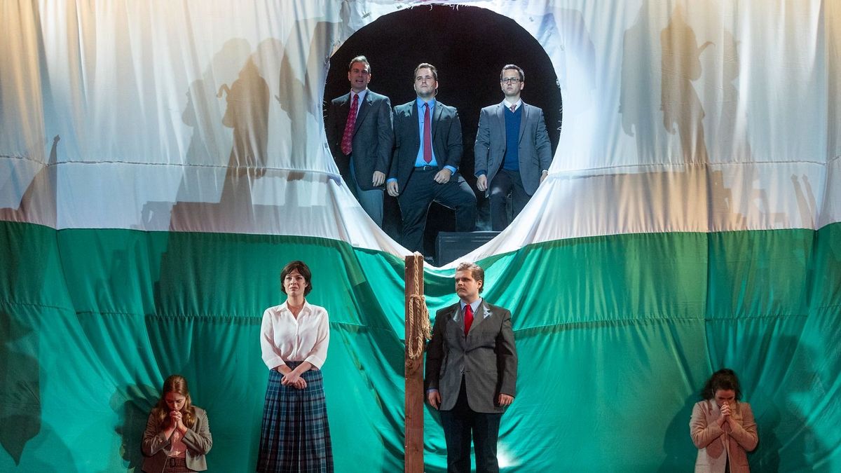 Földre hull a Rákosi-címer – Kolozsváron is bemutatták a Tóth Ilona ’56 című előadást