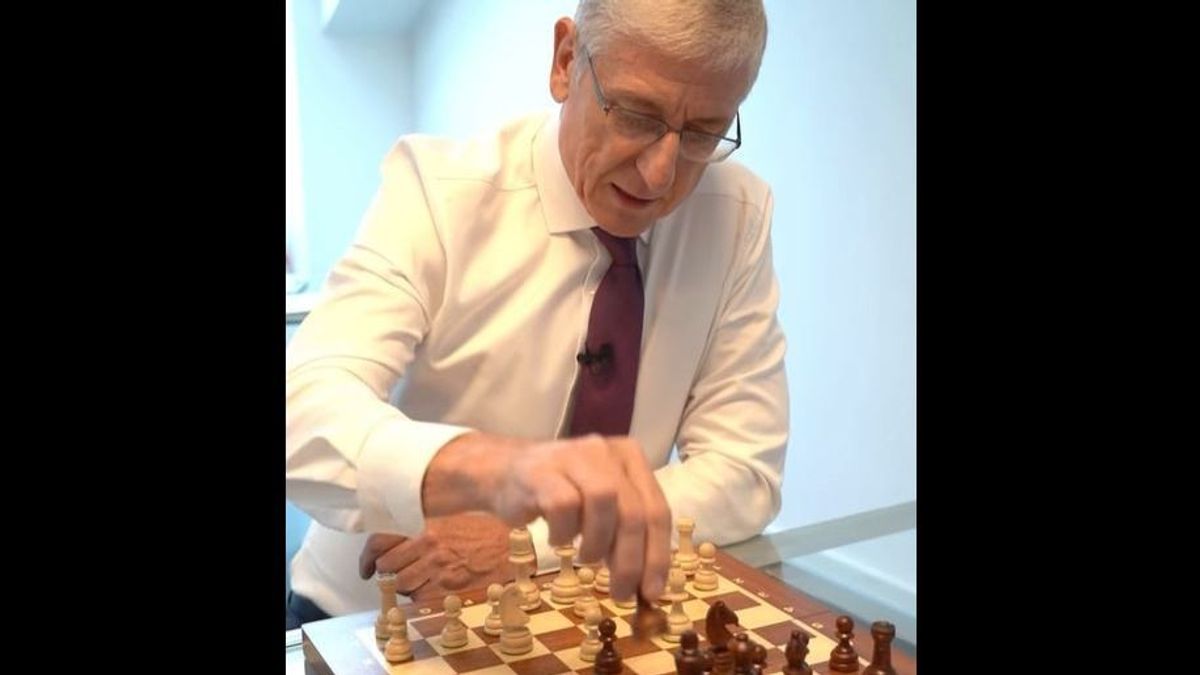 Sakkozni tanít legújabb videójában Gyurcsány Ferenc