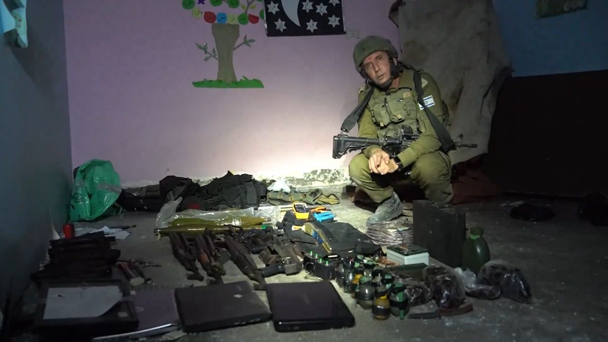 Videón, ahogy az IDF szóvivője végighalad egy gázai alagúton, és egy gyerekkórházban köt ki