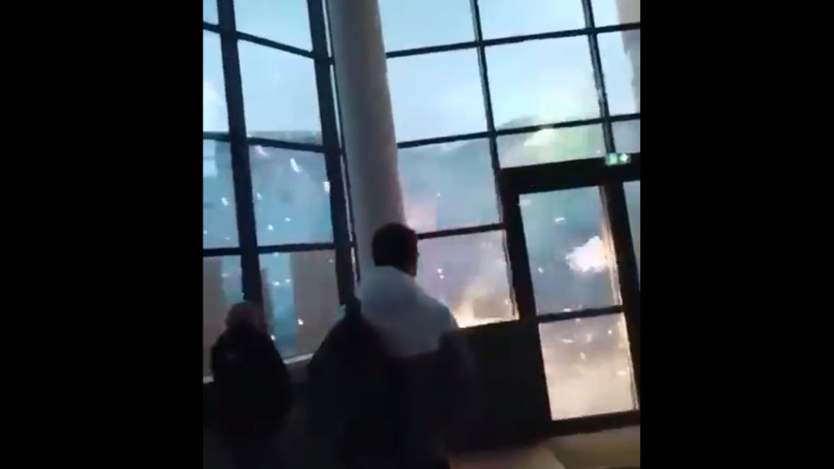 Fiatalok tűzijátékoztak és kukát gyújtogattak egy lyoni középiskolánál (VIDEÓ)