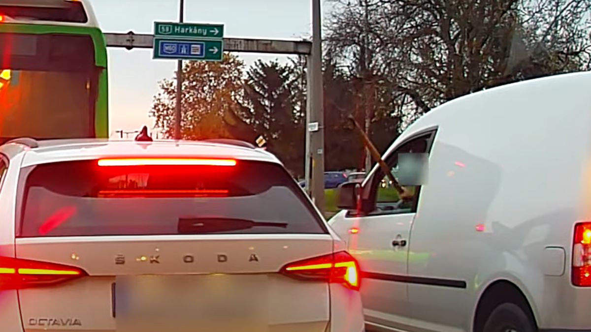 Bottal vert rá a Skodára a kisteherautó sofőrje Pécsett, majd a kormányt is ráhúzta (VIDEÓ)