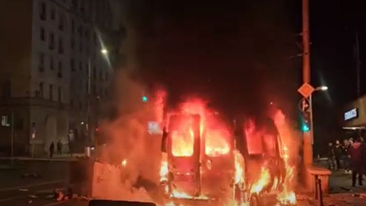 Újabb videók: lángoló autók, könnygáz és szűnni nem akaró tüntetés Szófiában