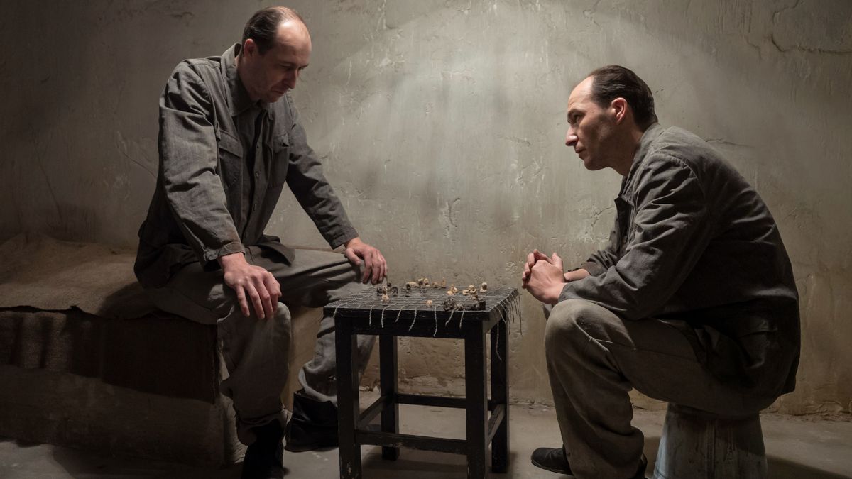 Mácsai Pál és a megkínzott pap végzetes sakkpartija – mozikban az '56-ban játszódó Mesterjátszma