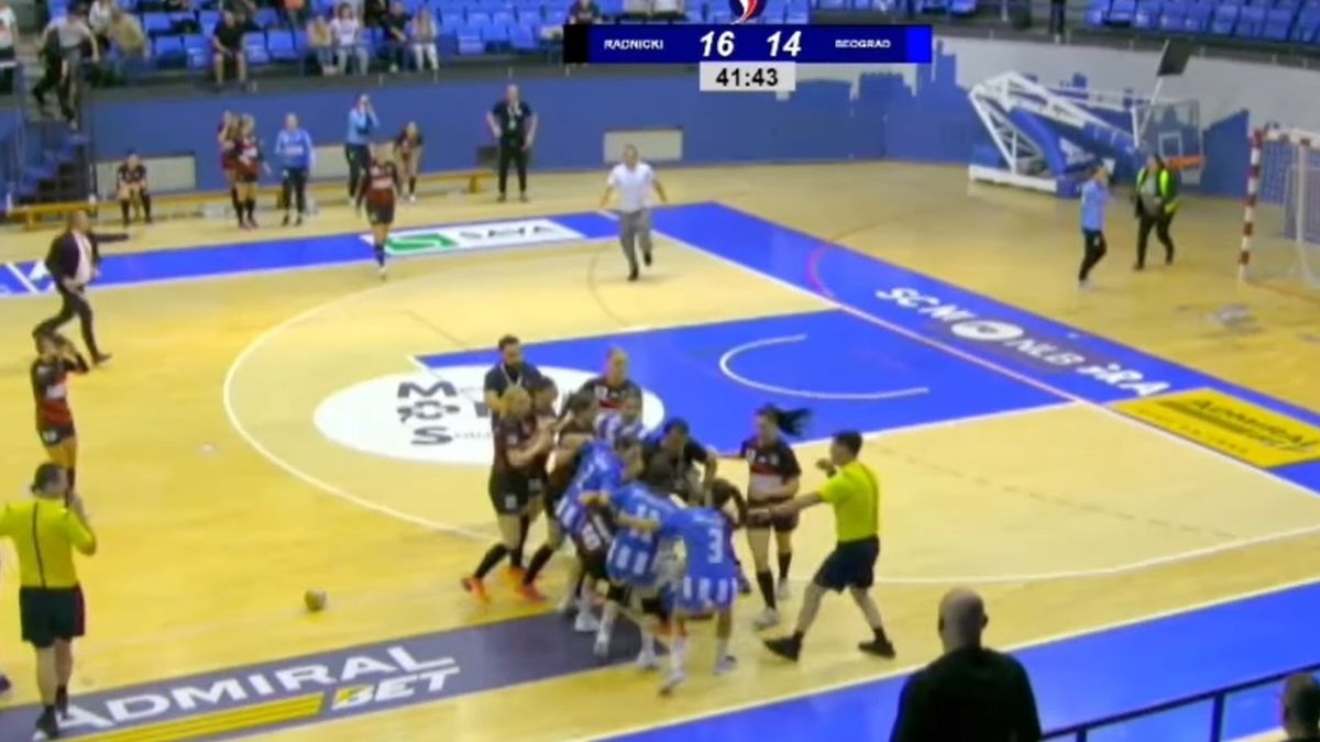 Kéztöréssel ért véget a pályán kitört tömegverekedés a szerb női kézimeccsen (VIDEÓ)