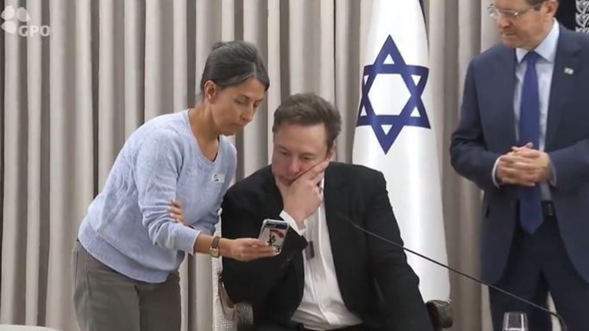 Videón, ahogy egy izraeli anyuka fia elrablását mutatja meg telefonján Elon Musknak