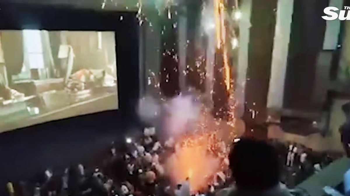 Úgy megörültek kedvenc színészüknek a mozinézők, hogy tűzijátékozni kezdtek a teremben (VIDEÓ)