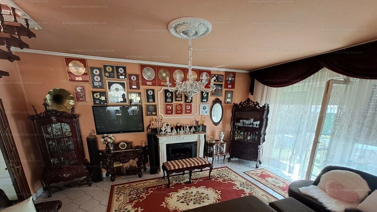 130 millió forintért most megveheti Zámbó Jimmy ereklyékkel teli egykori otthonát