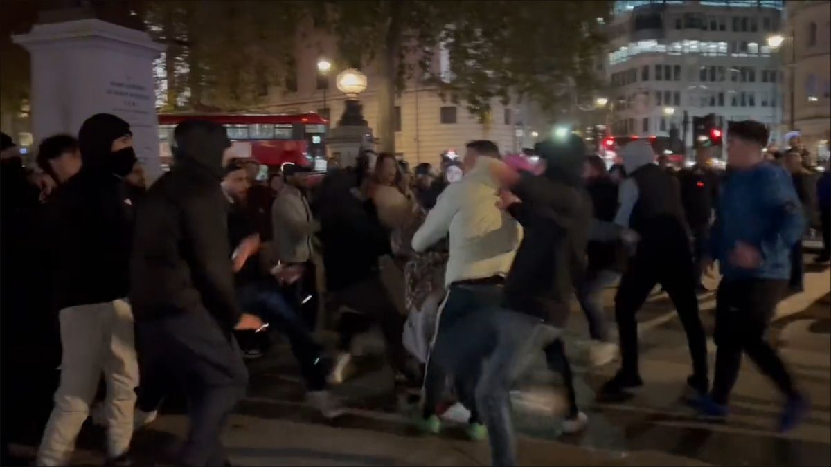 Elérkezett ez a pillanat is: szétverték egymást a brit focihuligánok és az Izrael-ellenes tüntetők Londonban (VIDEÓ) –...