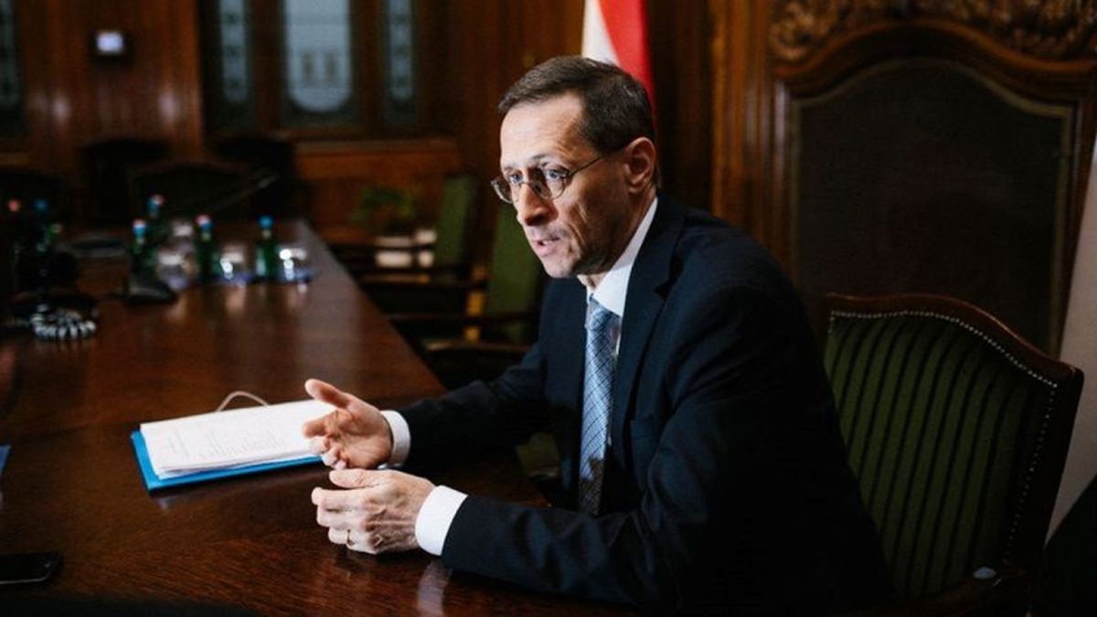 Húsz percen át faggatta Varga Mihályt egy MSZP-s politikus, a miniszter türelmesen válaszolt, majd elegánsan helyretette (VIDEÓ)