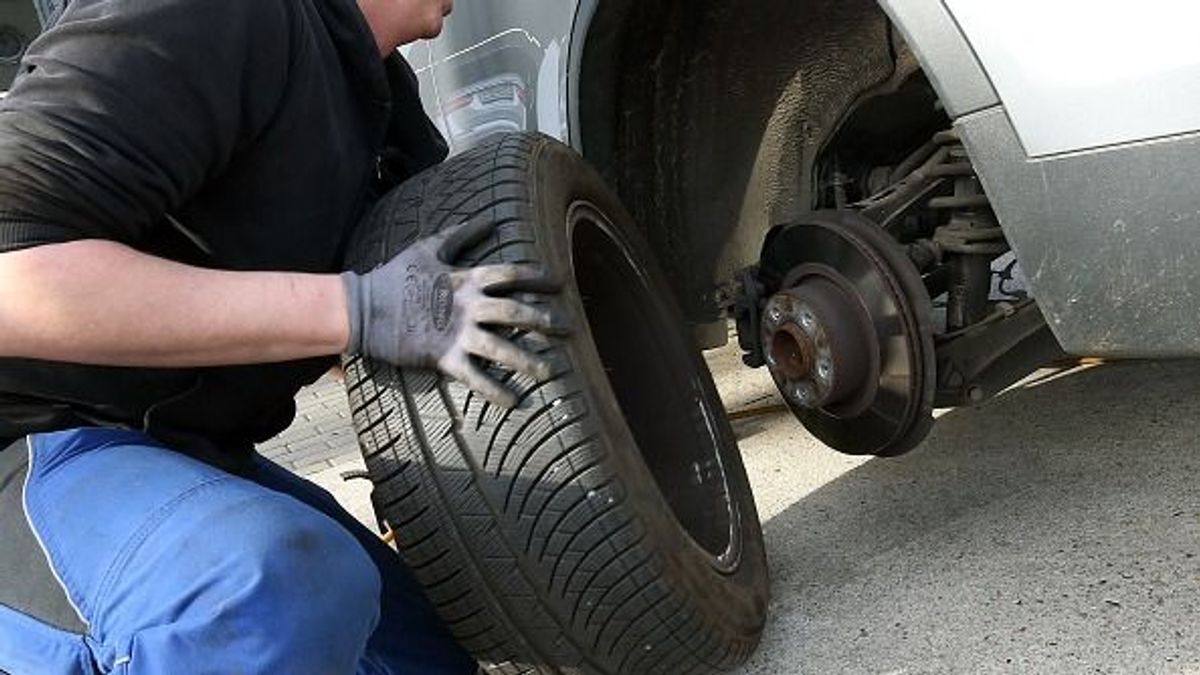 Gondolta volna? Milliókat bukhat, ha eladná a téli gumijait!