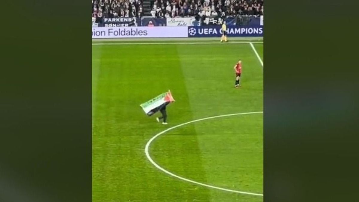 Kifütyülte a dán közönség a BL-meccsre palesztin zászlóval berohanó aktivistát (VIDEÓ)